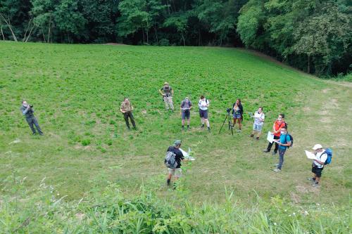 Un gruppo di persone sta partecipando ad una esperienza di orieentiring vicino al Lago di Garda in Lombardia