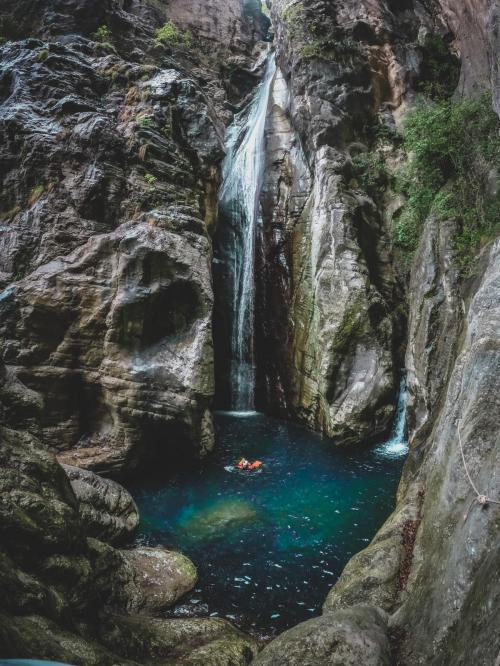 Il particolare di una cascata lungo il torrente Campione in Lombardia vicino al Lago di Garda