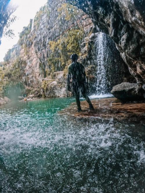 Un ragazzo durante una esperienza di canyoning in Lombardia lungo il torrente Campione vicino al Lago di Garda