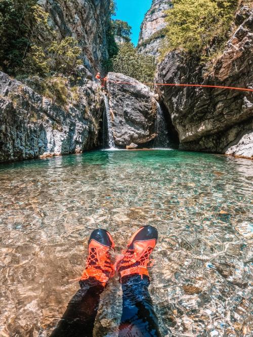 Una pozza d'acqua lungo il torrente Campione dove dei ragazzi stanno facendo canyoning