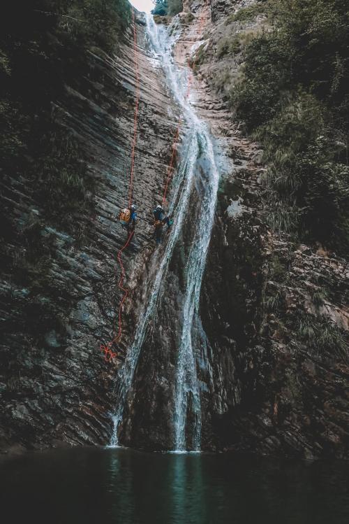 Calata con le funi durante l'esperienza di canyoning in Lombardia.jpg