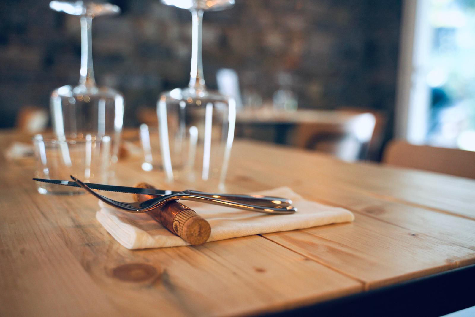 Particolare del tavolo di un ristorante sul Lago di Como in Lombardia