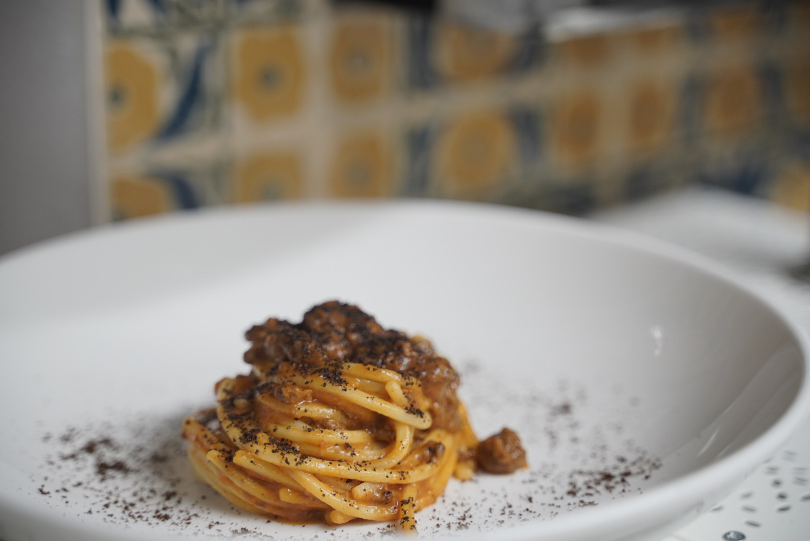 Spaghetti dello chef uno dei piatti serviti in un ristorante tipico sul Lago di Como