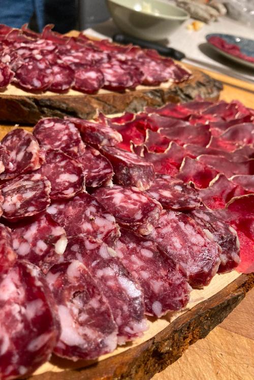 Affettati km zero durante la cena del contadino presso una azienda agricola biologica della Valtellina in Lombardia