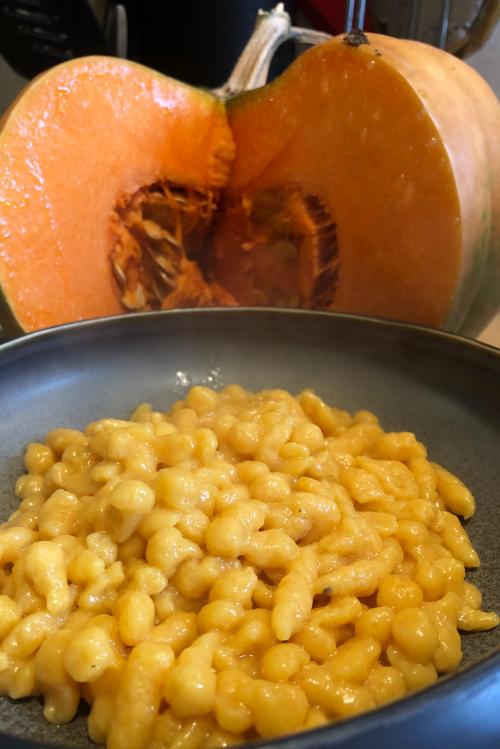 Gnocchetti alla zucca un primo piatto delizioso servito durante la cena del contadino vicino a Sondrio in Lombardia