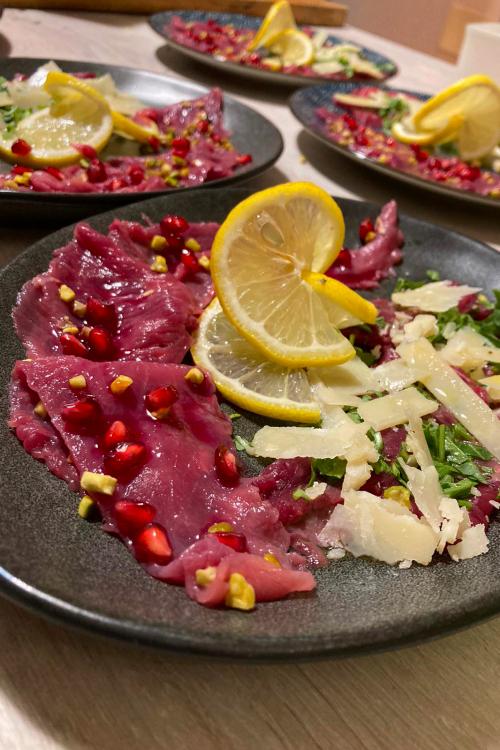 Piatto a base di carne della cena del contadino in Lombardia vicino a Sondrio