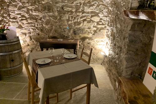 Un angolo della cantina dove viene servita la cena del contadino in Lombardia a poca distanza da Sondrio in Valtellina