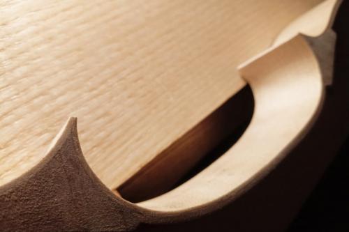 Particolare di un violino ancora grezzo durante la sua realizzazione a Brescia nella bottega di un liutaio