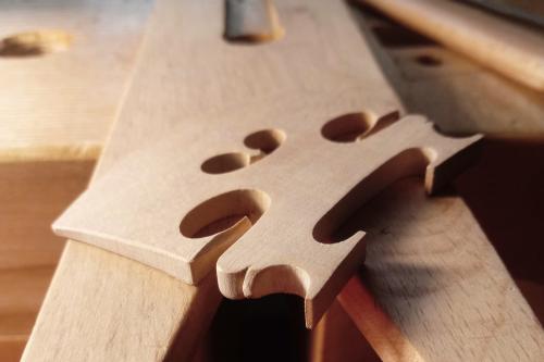 Particolare grezzo di un violino durante una delle fasi della sua realizzazione a Brescia in Lombardia