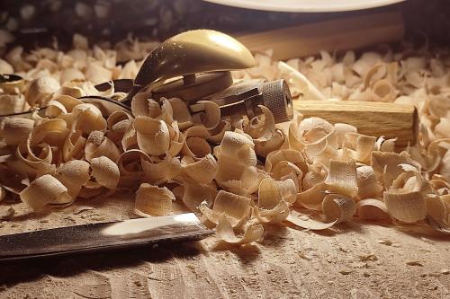 Trucioli di legno scarti della lavorazione durante la realizzazione di un violino a Brescia in Lombardia