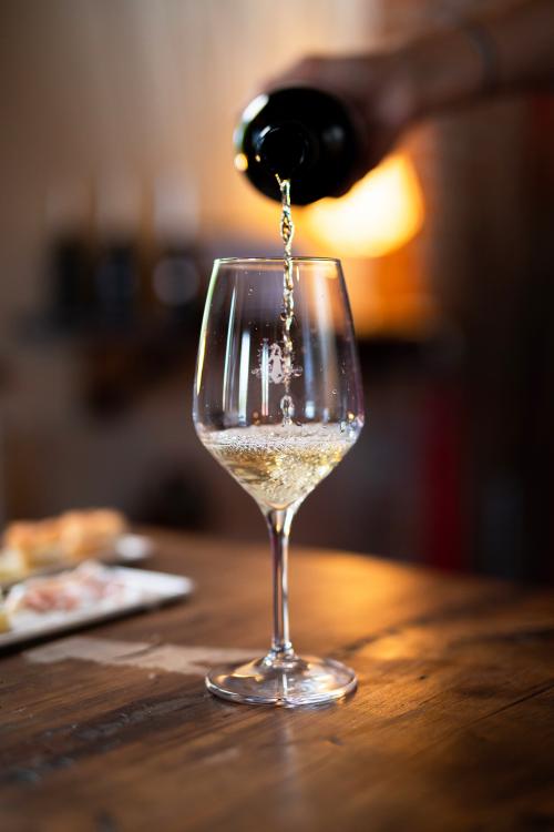 Durante una degustazione in Lombardia in Oltrepò Pavese un sommelier versa in un calice del vino bianco