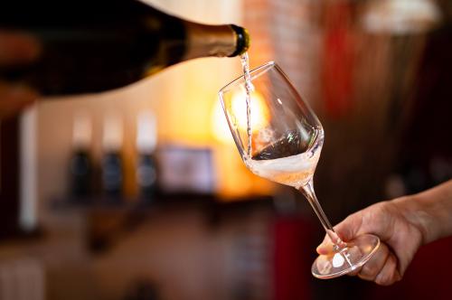 Durante una degustazione in Oltrepo Pavese in Lombardia viene versato del vino bianco in un calice