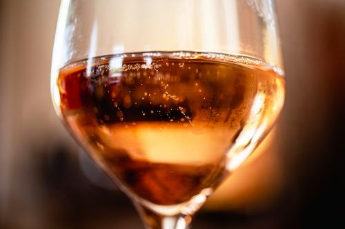 Particolare di un calice di vino durante la degustazione in una cantina storica dell' Oltrepo Pavese in Lombardia