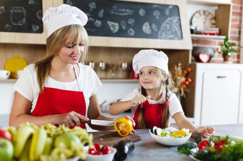 Mamma e figlia durante la cooking class per mini chef a Milano in Lombardia