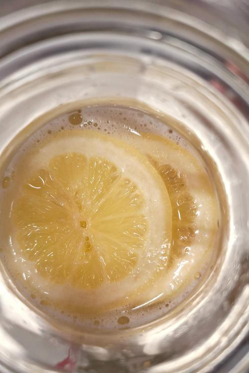 Kombucha lasciato fermentare dopo la sua preparazione durante il corso sul lago di como in Lombardia