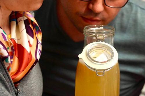 Persone che annusano la kombucha appena preparata durante il corso sul Lago di Como in Lombardia