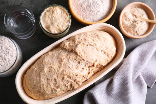 Tutti gli ingredienti per imparare a preparare il pane fatto in casa durante il corso di panificazione sul Lago di Como in Lombardia