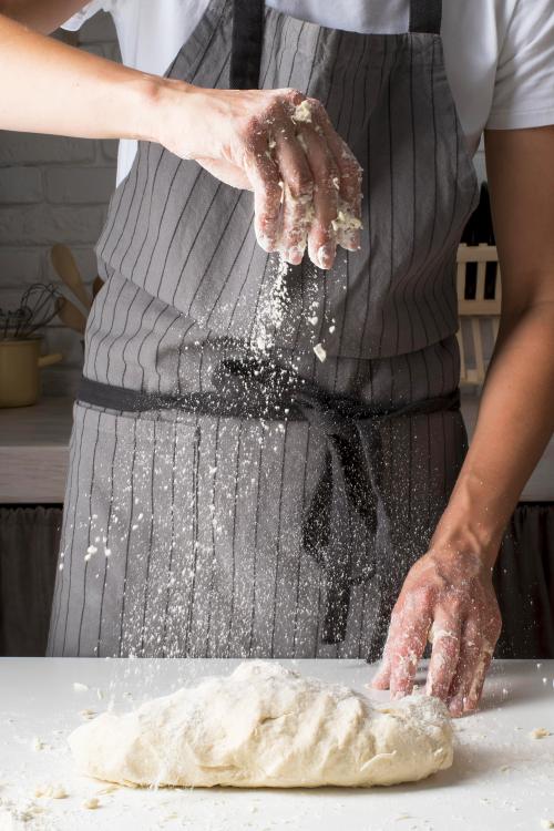 Una donna mentre prepara una pagnotta di pane durante il corso di panificazione vicino Varenna sul Lago di Como