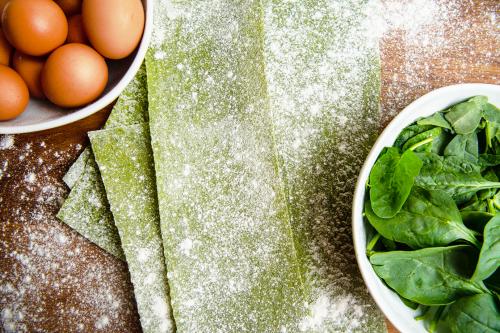 Uova farina ed erbe selvatiche gli ingredienti per preparare la pasta con erbe commestibili durante il cooking lab sul Lago di Como in Lombardia