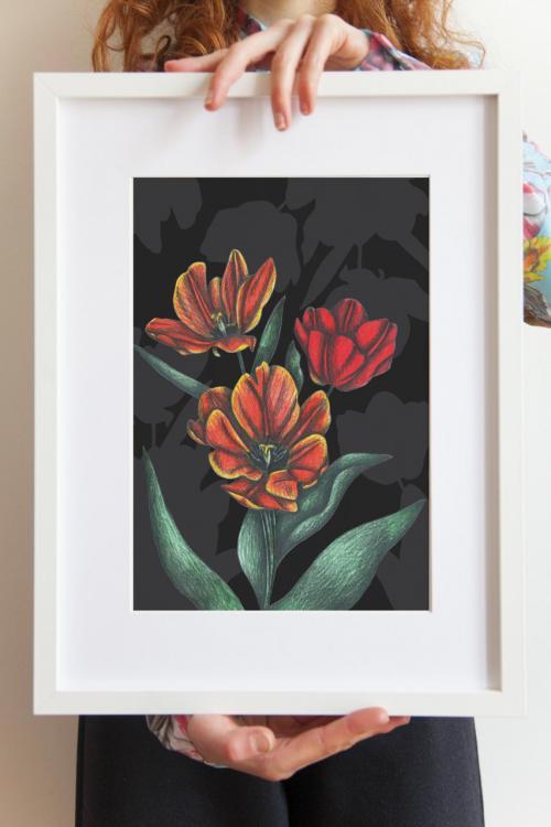 Una illustratrice mostra il suo disegno botanico