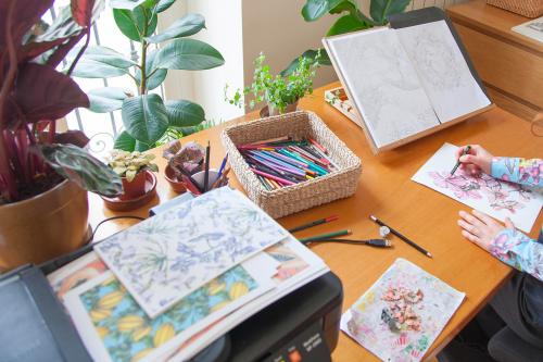 Una ragazza che disegna dal vivo dei fiori durante il corso di illustrazione botanica a Milano in Lombardia 