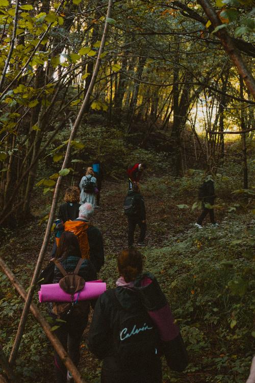 Un gruppo di persone passeggia nel Parco Regionale di Montevecchia nella Valle del Curone in Lombardia durante una esperienza di forest bathing