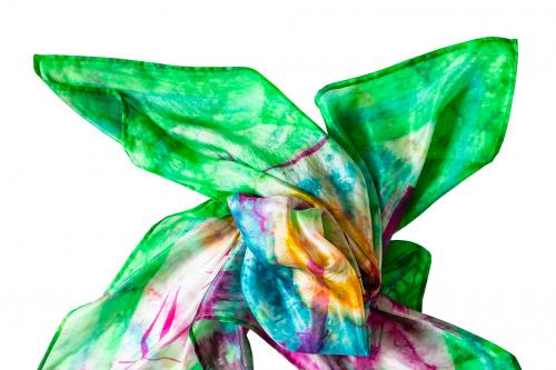 Un foulard colorato in seta dipinto durante il corso a Como in Lombardia