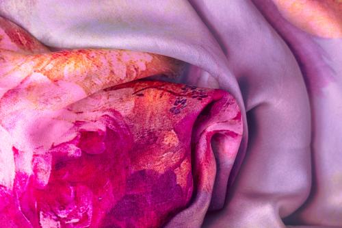 Foulard di seta con sfumature di rosa fuxia e viola realizzato durante il corso a Como in Lombardia