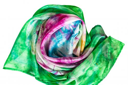 Un foulard realizzato durante il corso per imparare a dipingere la seta in Lombardia a Como