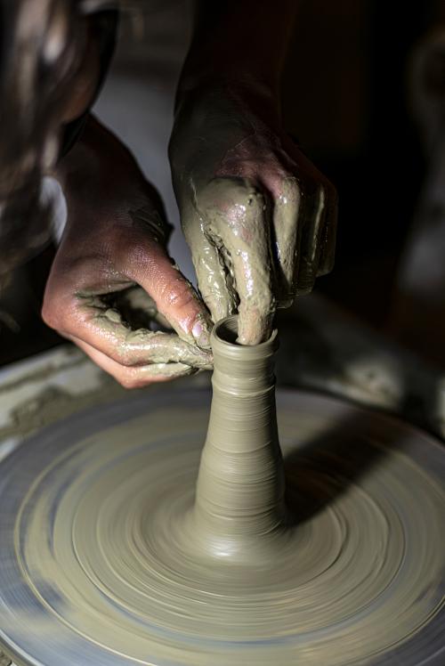 Le mani di una ragazza mentre modella della argilla sul tornio durante il corso di ceramica a Gallarate in provincia di Varese in Lombardia