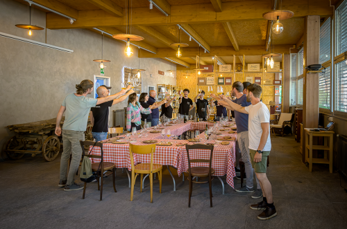 Brindisi in cantina di vini e prodotti tipici della media Valtellina