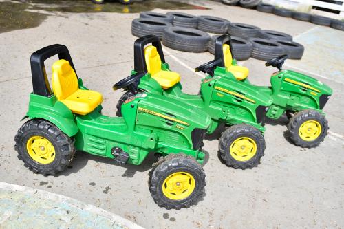 Dei mini trattori a pedali per far divertire i bambini nel villaggio delle zucche in Lombardia vicino a Pavia