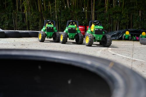 Pista con trattori a pedali per bambini disponibili nel villaggio delle zucche vicino a Pavia in Lombardia