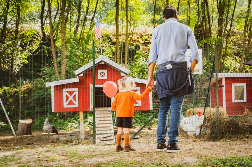 Visita della farm e dei suoi abitanti nel villaggio delle zucche vicino a Pavia in Lombardia