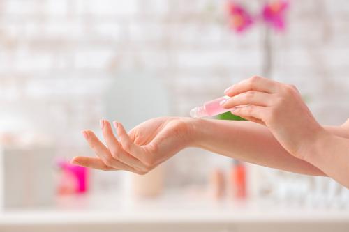 Mano di una donna che si mette il profumo roll on creato durante il corso a Como in Lombardia