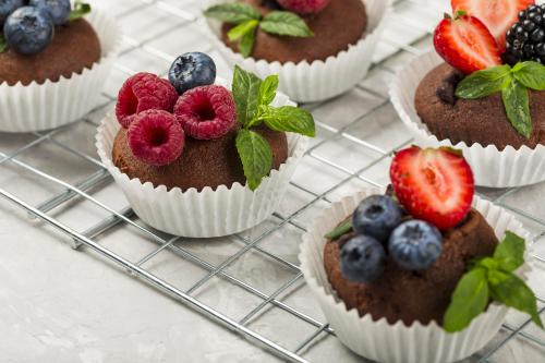 Dolcetti al cioccolato con frutti di bosco e menta preparati durante il corso di pasticceria a Milano