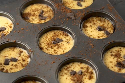 Preparazione per muffin con gocce di cioccolato pronta per essere infornata durante il corso di pasticceria a Milano in Lombardia