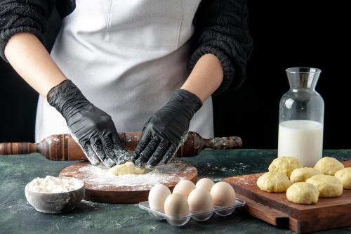 Una ragazza mentre manipola dell'impasto per preparare dei dolci durante il corso base di pasticceria a Milano in Lombardia