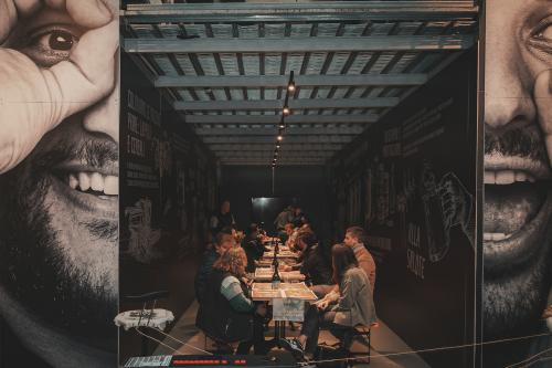 Dei ragazzi seduti ad un tavolo in un birrificio agricolo durante una degustazione di birra vicino al Lago d'Iseo in Lombardia