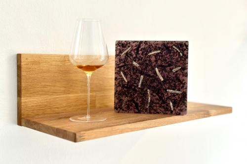 Degustazione di prodotti alcolici durante la visita guidata di un micro laboratorio in Lombardia poco distante da Como