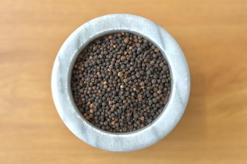 Spezie utilizzate per la produzione di vermouth gin e bitter in un micro opificio artigianale poco distante da Como in Lombardia