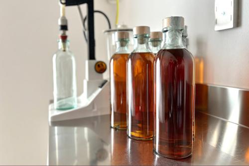 Vermouth gin bitter durante la loro impottigliazione dopo la produzione presso il micro laboratorio artigianale poco distante da Como in Lombardia
