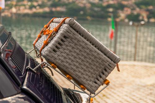 Particolare del cestino porta cose di una Fiat 500 blu che può essere noleggiata per più ore in Lombardia sul Lago di Como