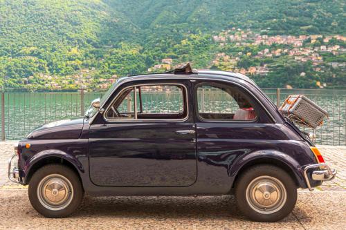 Una fiat 500 d'epoca blu che si può noleggiare a Como in Lombardia per un giro sul lago di più ore