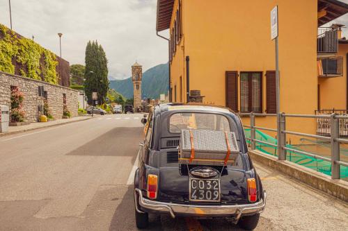Una Fiat 500 blu d'epoca che può essere noleggiata a Como in Lombardia per un giro sul Lago