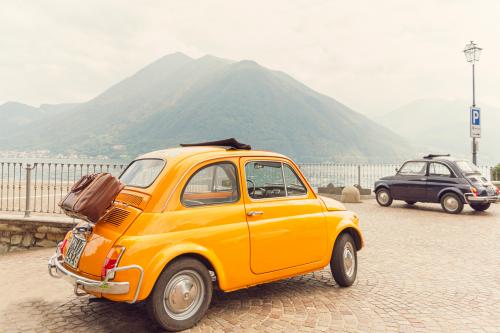 Due Fiat 500 d'epoca una gialla e una blu noleggiate a Como in Lombardia per fare il tour del lago
