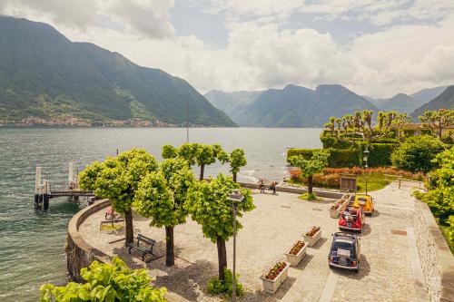 3 Fiat 500 d'epoca lungo il Lago di Como durante un tour guidato