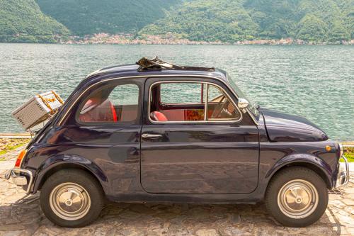 Una splendida Fiat 500 blu che si puo noleggiare sul Lago di Como in Lombardia per più ore