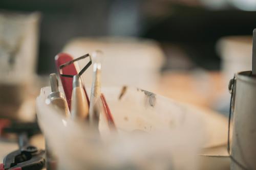 Attrezzi utilizzati per realizzare due bicchieri in ceramica durante il corso per imparare ad utilizzare il tornio in Valchiavenna in Lombardia