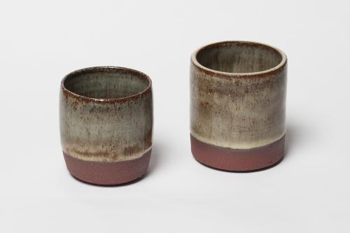 Bicchieri di ceramica bicolor realizzati durante il corso con il tornio in Valchiavenna in Lombardia